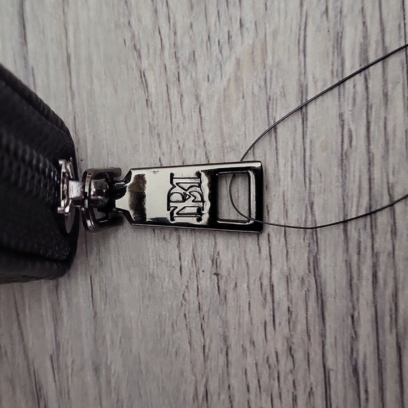 Badgley Mischka Black Vegan‎ Leather Wallet Clutch Full Zip Pebbled Sleek NEW - Picture 6 of 13